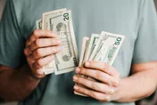 傻眼！英男樹葉吹進嘴裡「吐出來」　被控亂丟垃圾吃1.3萬罰單
