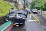 快訊/淡江大學旁自小客翻車　62歲男駕駛自行爬出脫困