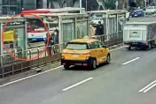 快訊/影片曝光！前方車禍突開車門北市公車急煞　7乘客跌倒受傷