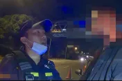 影/休旅車遇臨檢副駕緊張露餡　腳底一包紙袋被警搜出槍毒
