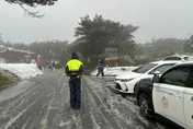 陽明山白雪覆蓋下冰霰！「2路段」交管　開車須掛雪鏈