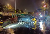 萬華凌晨嚴重車禍！轎車不明原因自撞橋墩　後座乘客一度OHCA「送醫救回」