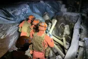 影/ 7.1強震夜襲新疆！6傷47屋慘塌「逾2千人擠體育館避難」大橋驚現裂縫