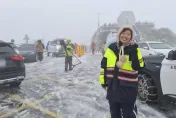 追雪追到燦笑女警！寒流來襲卻被「她的笑容暖到」　一張照片掀暴動