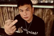 超哥不忍了！送酸民「超派中指」狠嗆：敢捶Toyz嗎