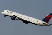 波音757客機準備起飛「前輪突脫落滾出跑道」　後方飛機目睹急通知塔台