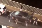 影/寒夜街頭運動片！基隆暖暖9球棒猴圍砸車　「哐啷哐啷」敲擊巨響嚇壞住戶