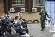 1年義務役「女友不捨陪入伍」！役男喊相信她...還是怕兵變