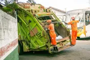 影/沒注意垃圾車頂有人！司機直接開進隧道　2清潔員「頭猛撞橫樑」爆血亡