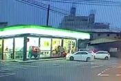 影/「全家」不是你家！南投停車購物疑「誤踩油門」　Volvo撞進櫃台結帳影像曝