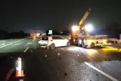 影/國一嘉義段深夜2車禍　自撞「引擎噴飛」釀對向6車追撞1人送醫