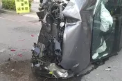 快訊/高雄保全男開車突腹痛！鏟倒電箱車翻覆爛成廢鐵　「幸運僅擦傷」