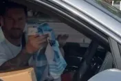 影/超暖心！梅西開車等紅燈幫球迷簽名　30秒影片破千萬觀看