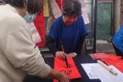 退休校長寫春聯半世紀超搶手！提醒「龍圖春聯」不宜貼室內