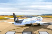 男子擅自打開逃生門爬上機翼被捕　同機77名乘客事後卻連署力挺他