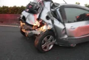 國1雲林段聯結車追撞！小車擠成廢鐵「後半段不見」　2重傷
