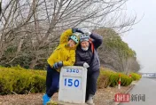 母子騎700Km自行車回老家過年　4°C寒冬路邊搭帳篷…背後暖心原因曝