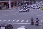 影/新店直行機車撞左轉車！男「360度翻一圈」重摔腦出血