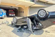 影/師父嚇壞！嘉義佛寺車暴衝　撞斷花崗石護欄「墜樓」翻覆2傷