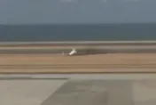 影/日本機場又出事！飛機著陸竟衝出軌道「180度甩尾」