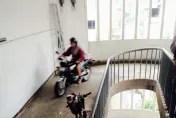 最機車公寓！沒樓梯「騎車衝上樓」　住戶曝原因：40年前為拍廣告蓋的