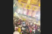 影/慶典變悲劇！1600人擠爆神廟　舞台倒塌釀1死17傷