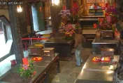 影/吸到神智不清？吸毒免職警廟裡縱火還砸光電板　被逮竟稱「蔡英文同意」
