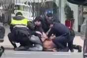 影/中和街頭驚見半裸怪男隨機開門上車！民眾嚇壞4壯警壓制逮人