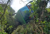 快訊/國道3號田寮段遊覽車「翻落邊坡」　駕駛救出送醫宣告不治