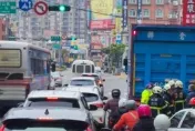 快訊/桃園死亡車禍！「騎士卡貨車底」　大車學長：蓋白布了