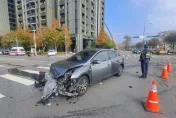 影/台中2汽車疑闖紅燈「頭撞爛掉下巴」　重機騎士慘被撞翻