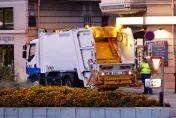 命超大！婦人跌進垃圾車受困　遭機器連壓4次幸運獲救