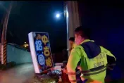 影/電擊片！新北男與家人吵架拿菜刀逛大街　警苦勸不棄械被電擊槍擊倒