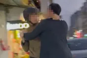 愛情來的太突然！延吉街擂台賽2男纏鬥互視　網嘲：要接吻了嗎？