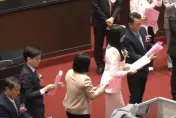 不演了！藍綠立委集體亮票　吹乾印泥、票面外折再投票