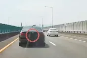 影/前方汽車沒車牌！路人機警通報「紅斑馬」　警靠定位攔查開罰