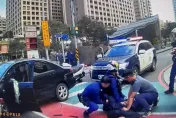 快訊/桃園藝文特區警匪追逐！通緝犯鬧區拒捕「衝撞警車」　勇警負傷破窗逮人