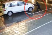 影/被叭不爽拿安全帽砸自小客車　2駕駛街頭互毆全進警局
