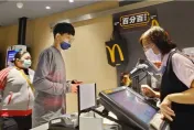 麥當勞「薯餅不放行全天候供應」！女大生爆氣：再騙啊　資深麥胞吐真言