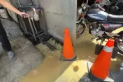 快訊/台中路邊水管爆了！泥巴水湧上「覆蓋柏油路」　淹水一度高至半個輪胎