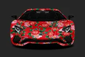 豪砸20萬！愛車藍寶堅尼整台貼「東北大花」　吊車大王：添過年喜氣