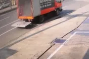 影/疑載運電池自燃！物流車加油站「狂冒白煙」　場面超嚇人