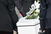紅衣女魂斷浴室！喪禮服務員抱她「感覺肚子在蠕動」　原來有了身孕