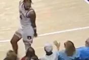 影/NCAA球員鬧烏龍！一把甩開大咖影星的手　回頭一看嚇歪：很抱歉