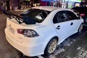 影/新北中和烘爐地暗夜行車糾紛　自小客遭球棒狠砸警逮3人
