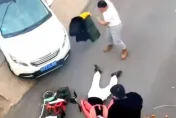 影/演哪齣？女騎士碰瓷倒地裝死　男駕駛脫衣趴上去「人肉疊疊樂」