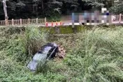 快訊/新北驚悚車禍！阿嬤開賓士車載妹妹跟愛孫　突失控撞護欄墜邊坡