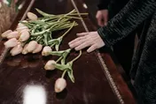 趁「瞻仰遺容」拉死者手指蓋本票　新竹女債主被判2年