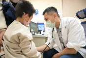寶寶有苦說不出！幼童排「桌球大糞石」　醫揪「頑固型便秘」惹禍