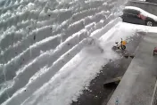 影/另類災情！女子遭門前「雪瀑布」狠砸　廁所忘關窗「一夜積成大雪山」